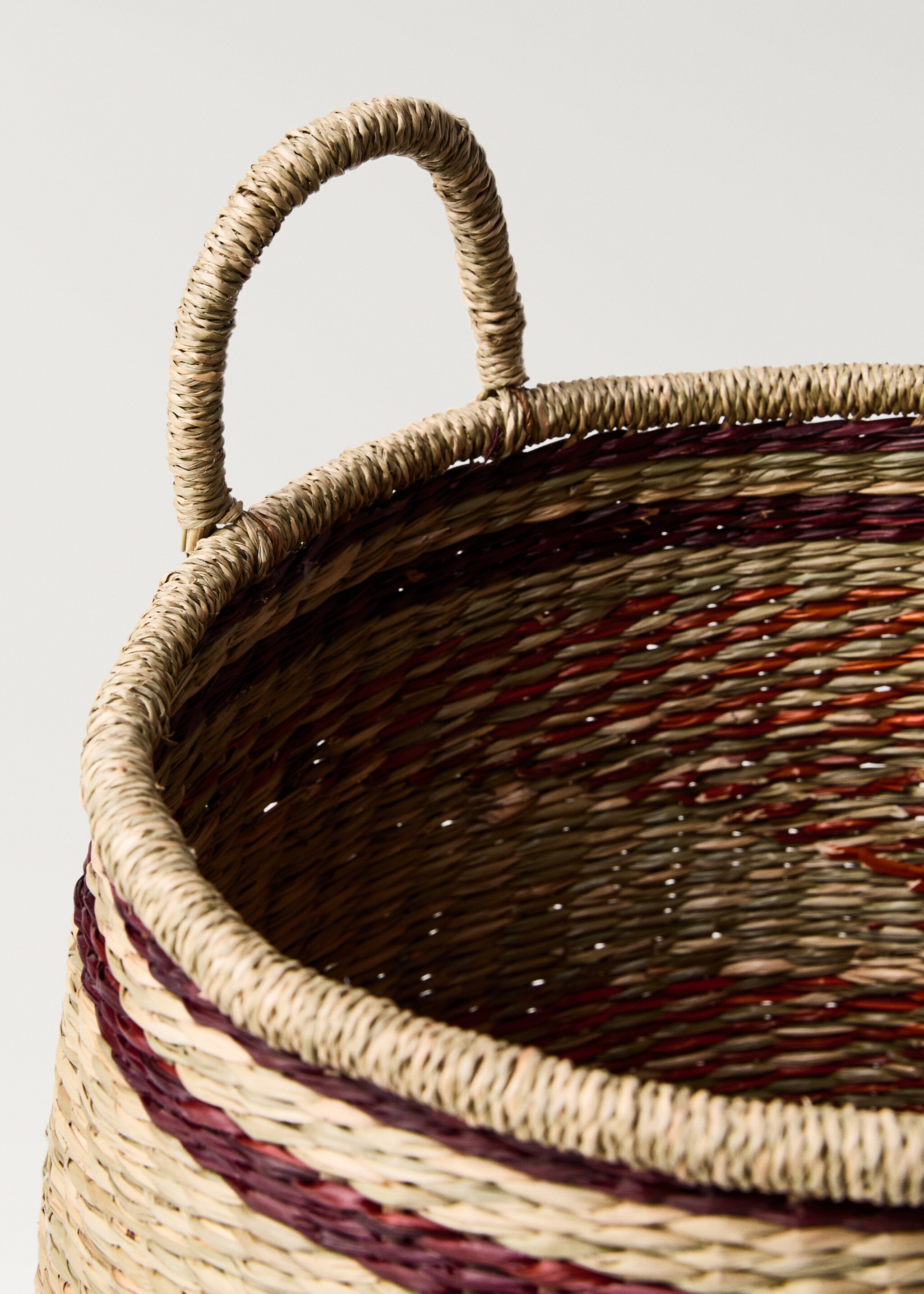 Coloured seagrass basket with double handles - Details of the article 1
