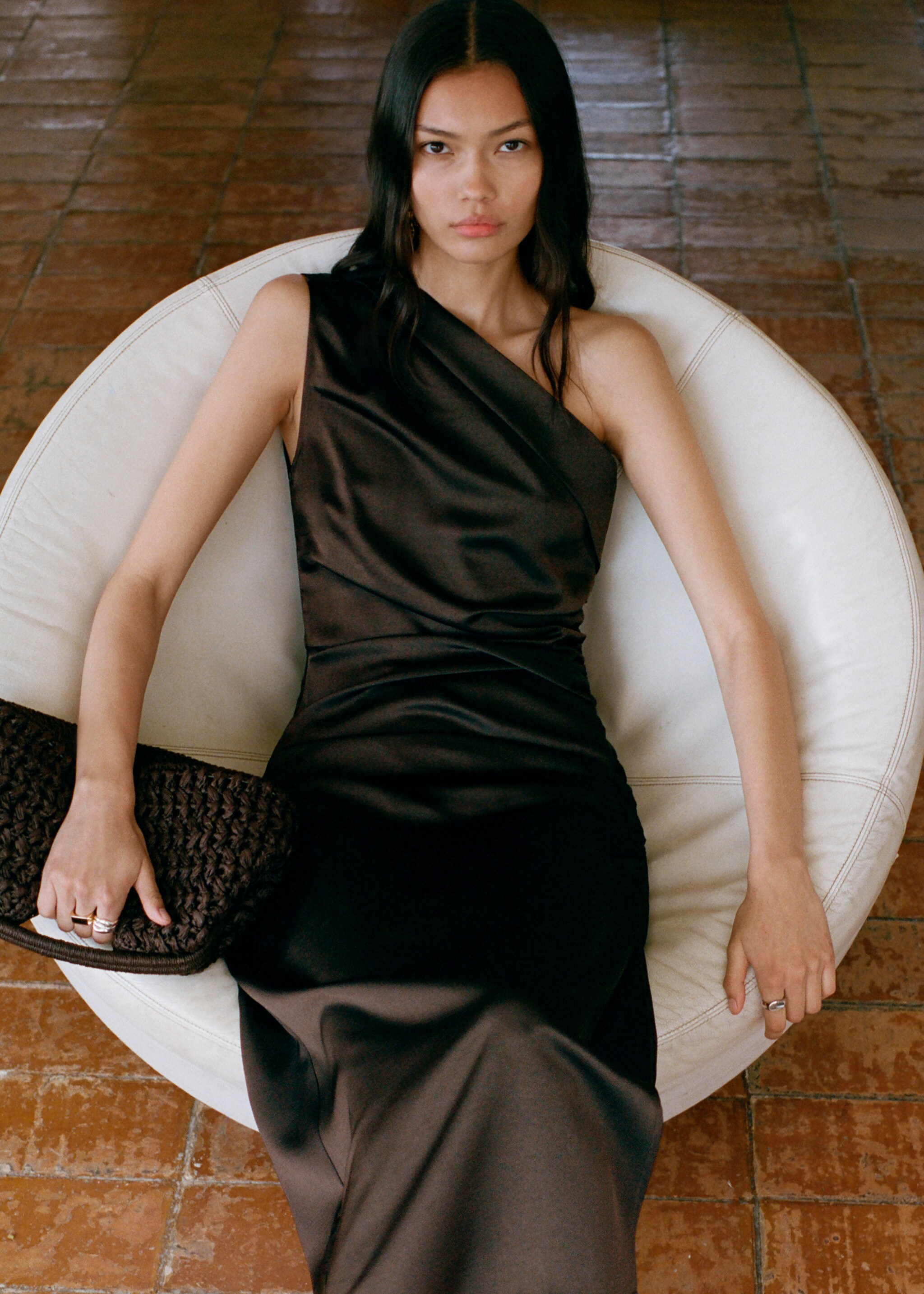 Asymmetrical satin dress with side slits - Details of the article 7