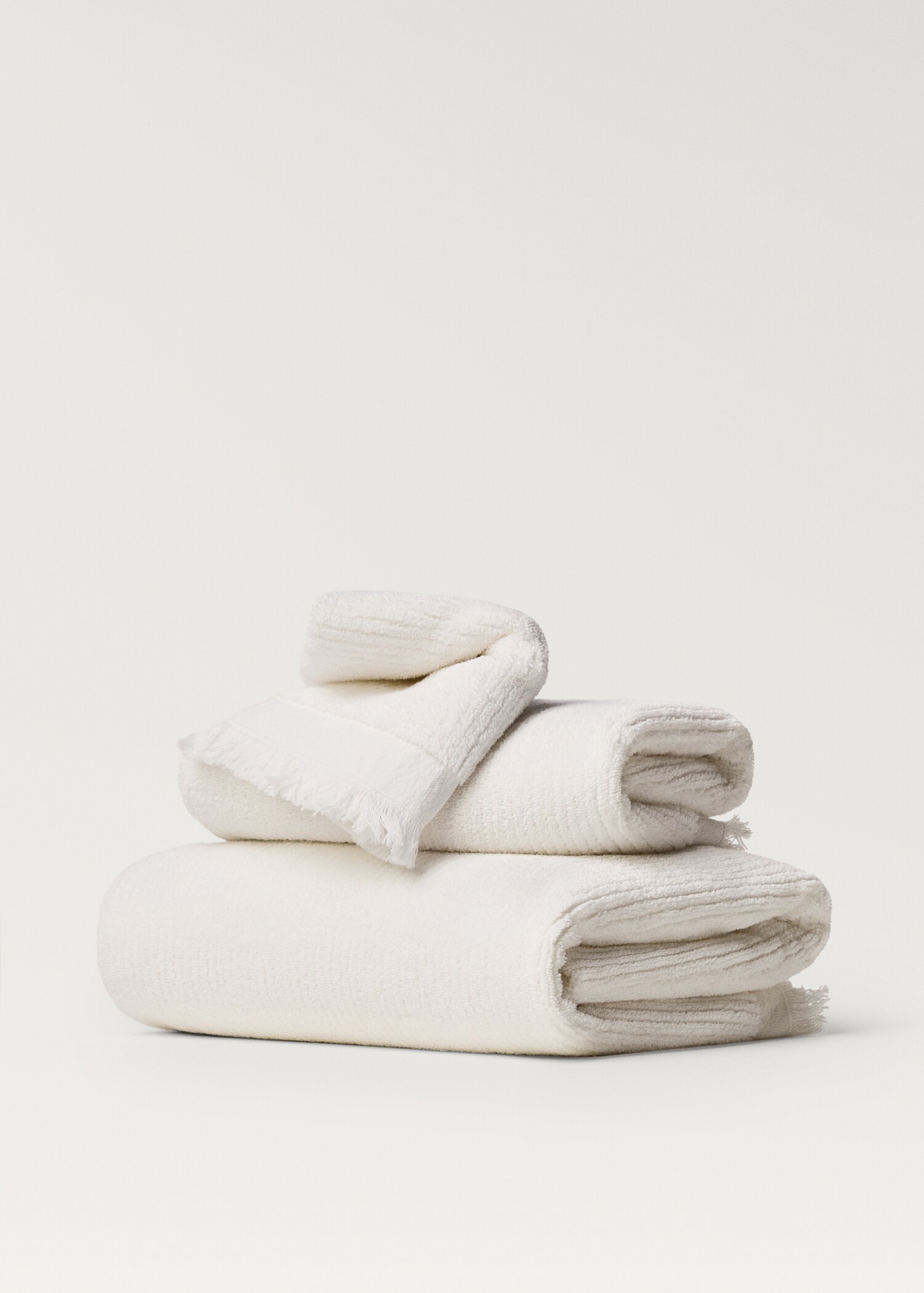 Stripe-embossed bath towel with fringes - Article without model