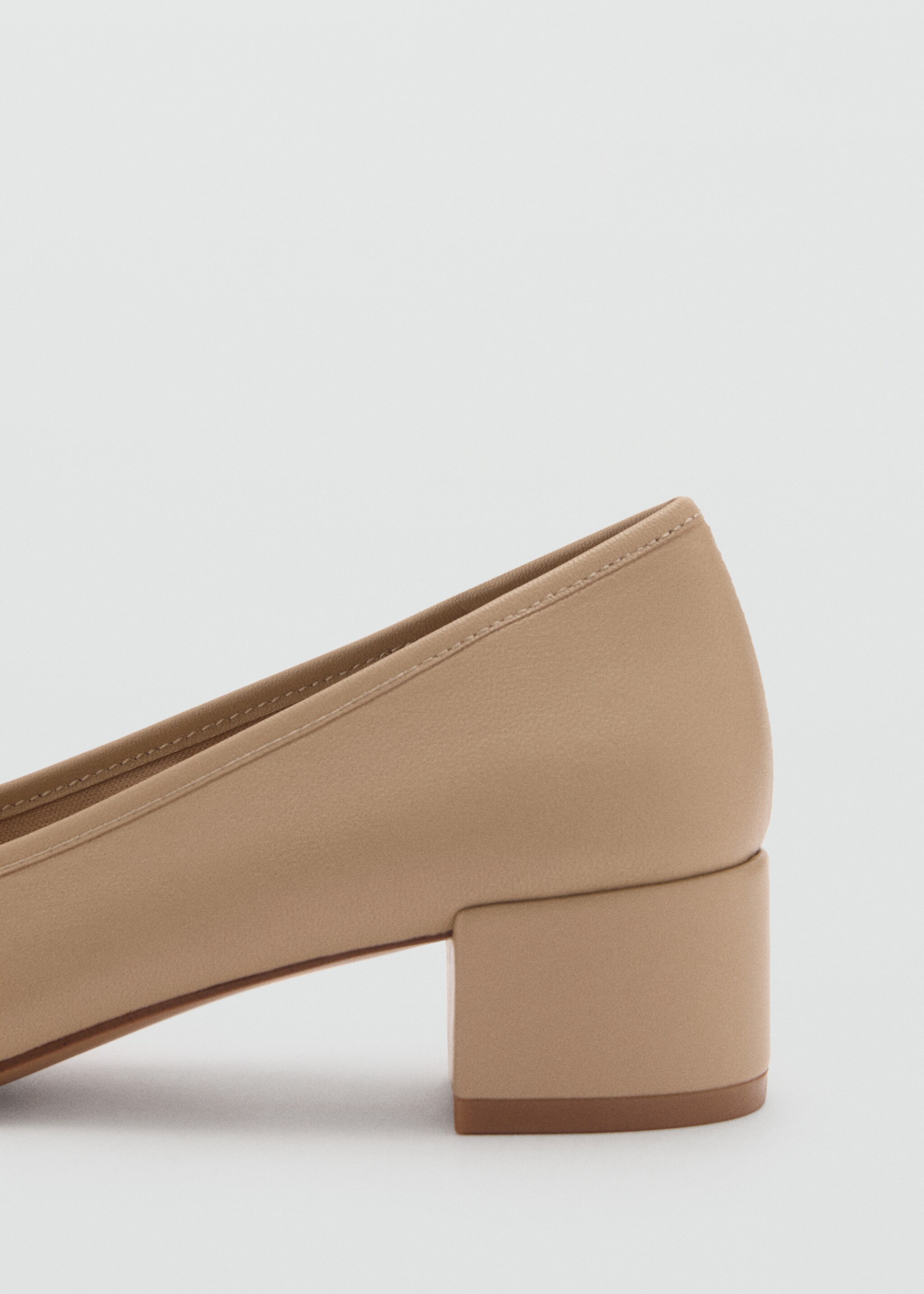 Heeled ballet flats with leather bow - Details of the article 1