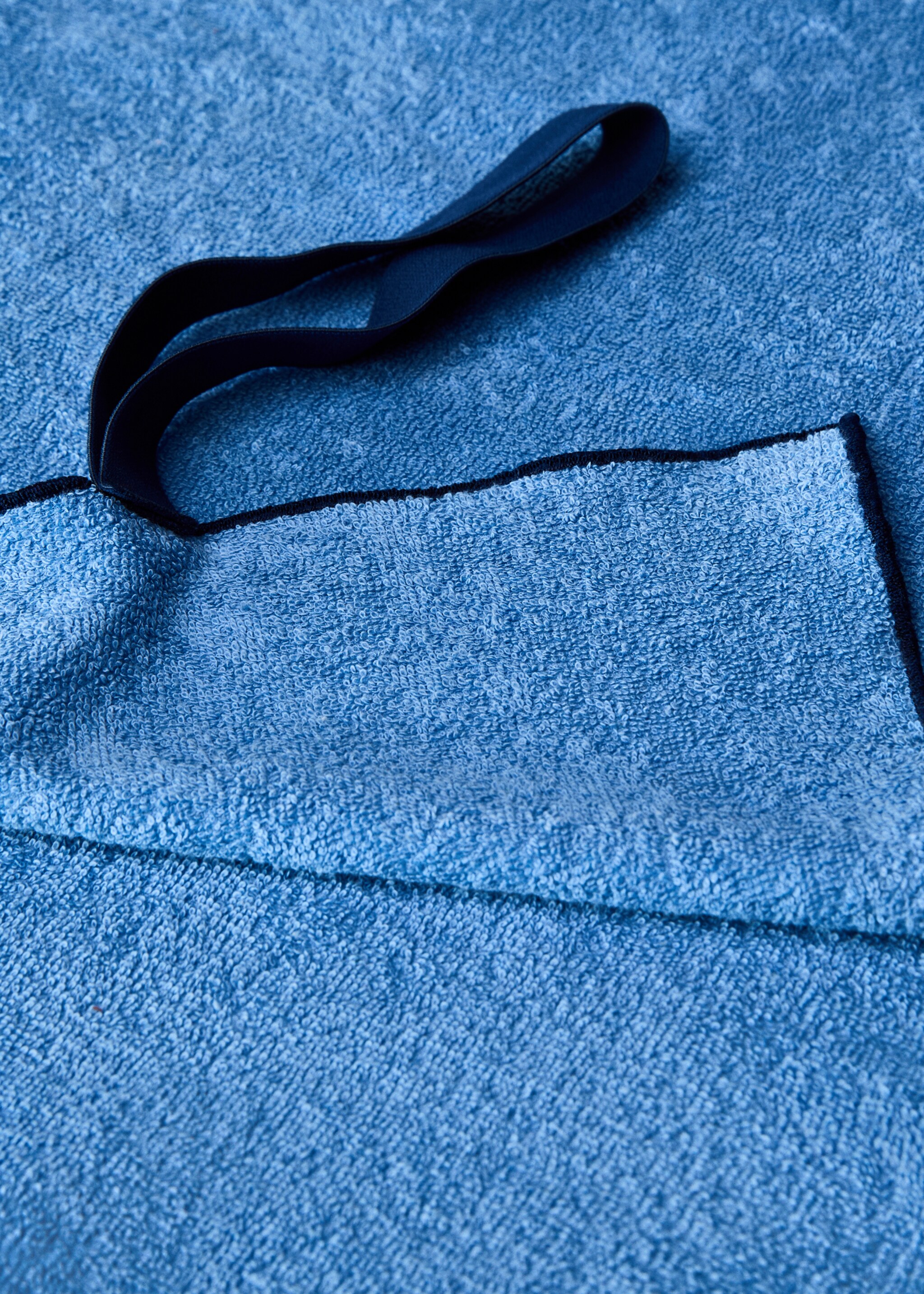 Beach towel with contrasting overlock - Details of the article 3