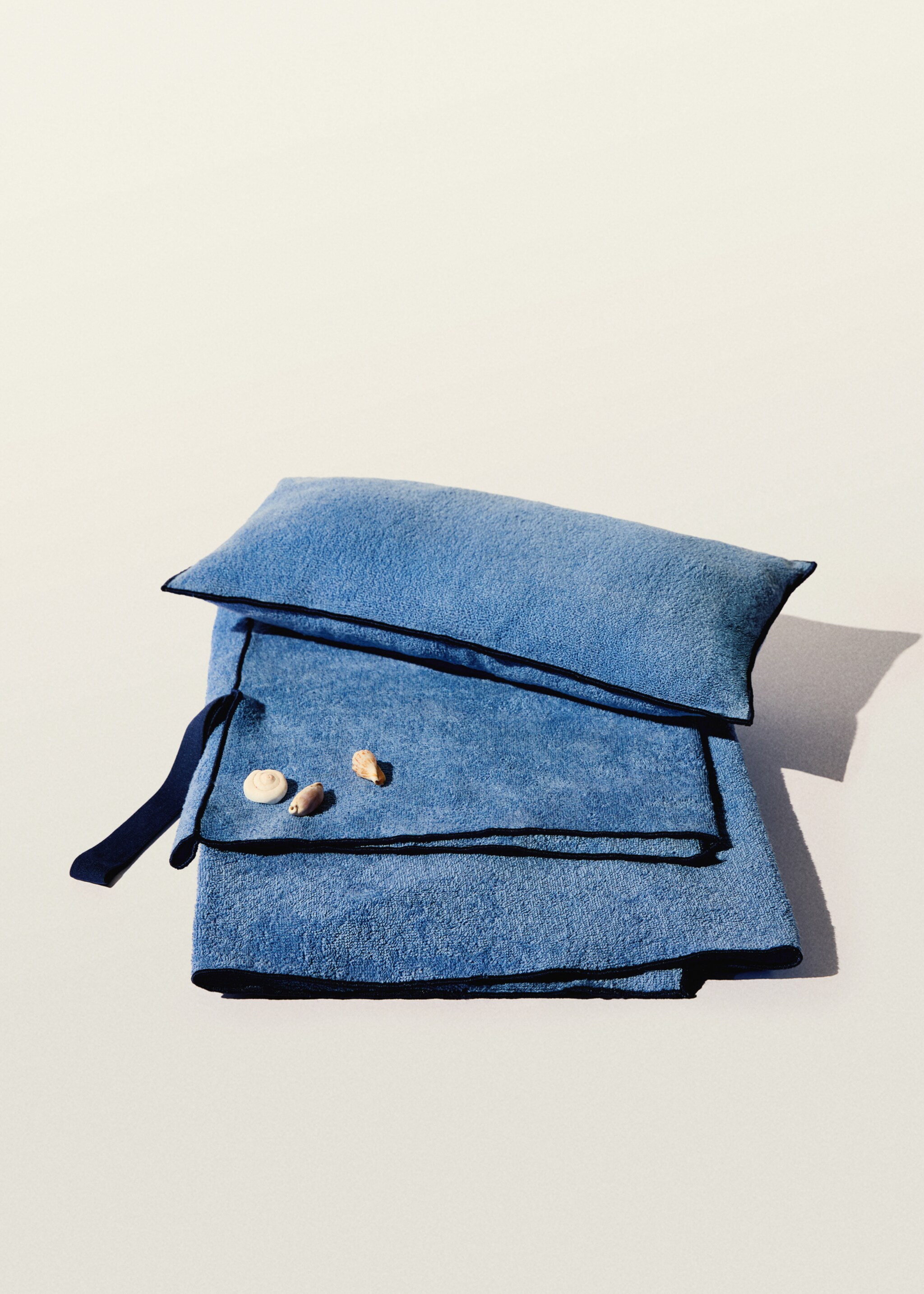 Beach towel with contrasting overlock - Details of the article 8