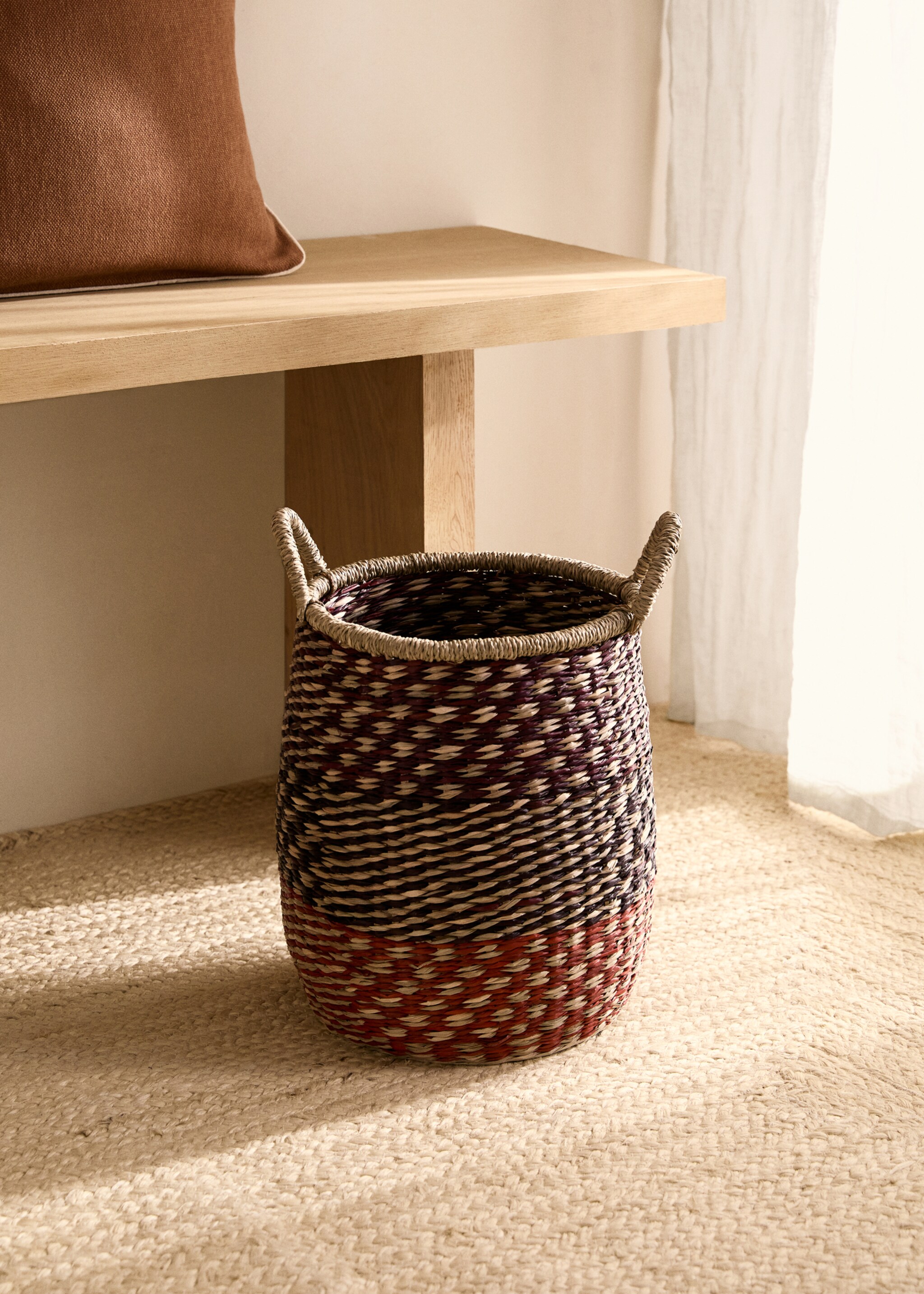 Coloured seagrass basket with double handles - General plane