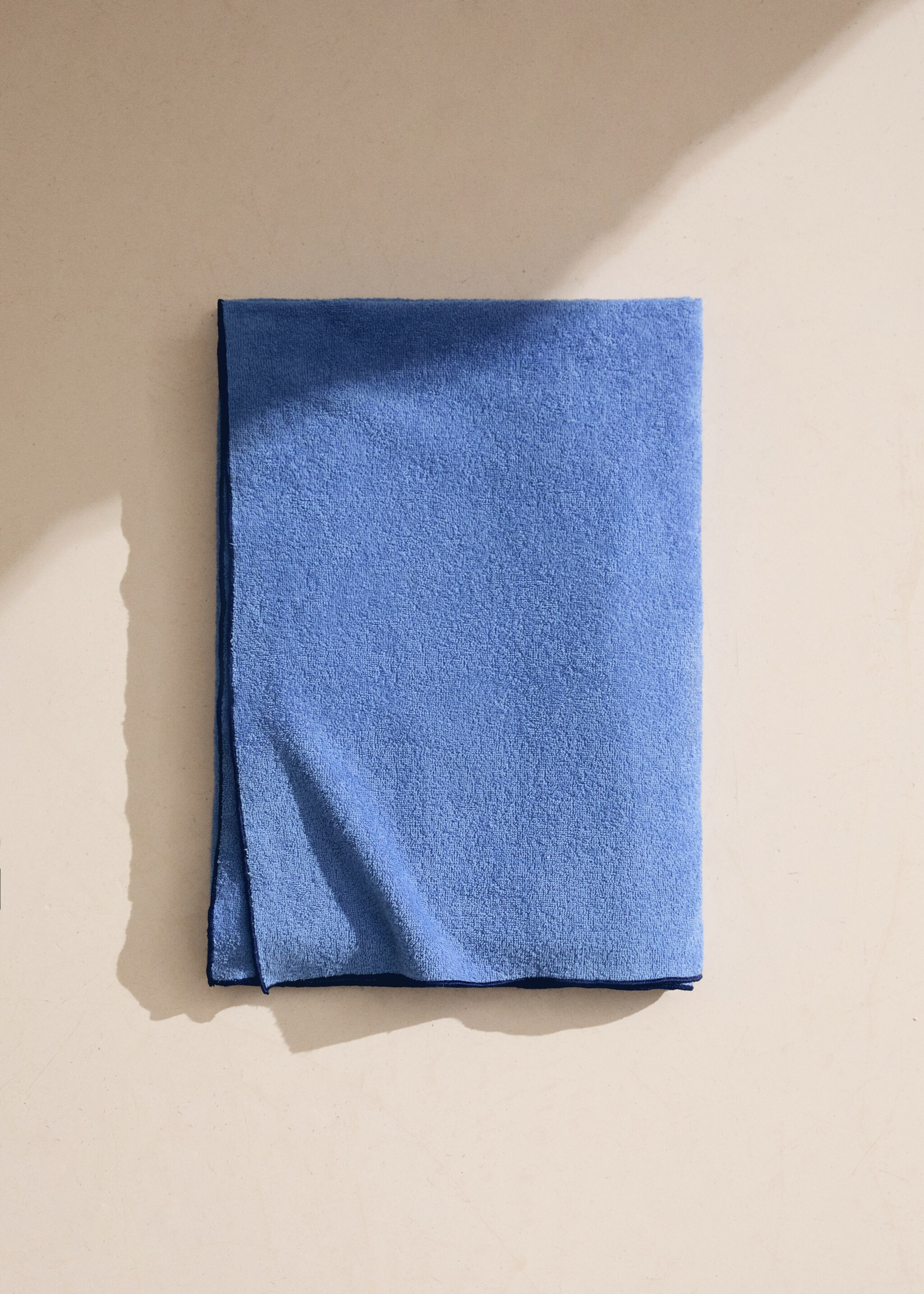 Beach towel with contrasting overlock - General plane
